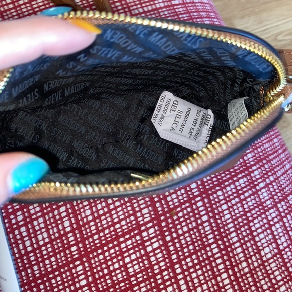 NWT Steve Madden crossbody with coin bag and keychain - Picture 3 of 6